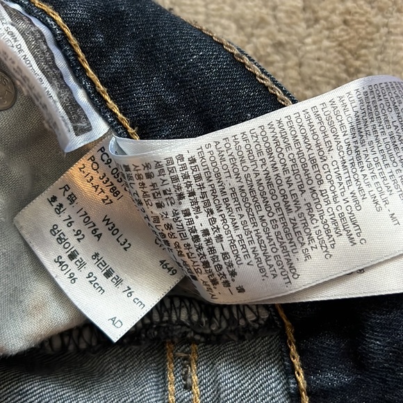 Levi cut off shorts size 30 run small - Picture 4 of 5